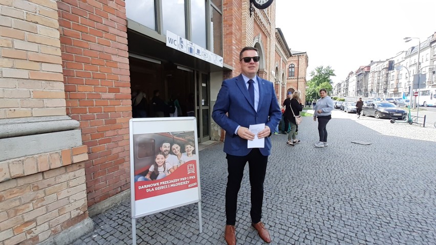 Poseł Przemysław Koperski podczas dzisiejszej konferencji...