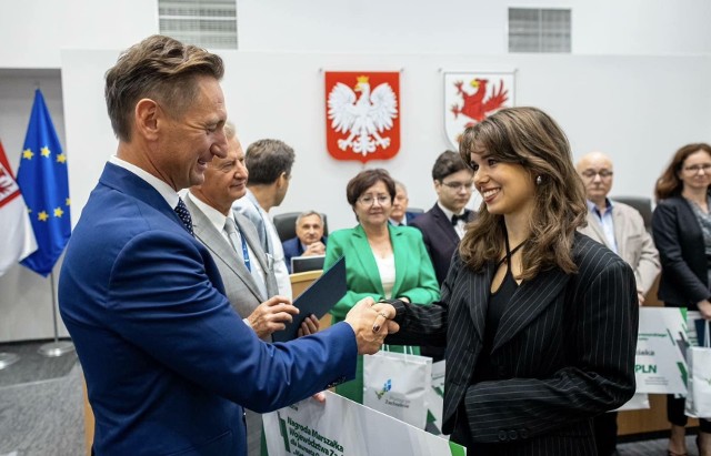 Oliwia Mąka za zdanie matury na 100 procent otrzymała nagrody marszałka województwa zachodniopomorskiego (na zdjęciu) i prezydenta Koszalina.