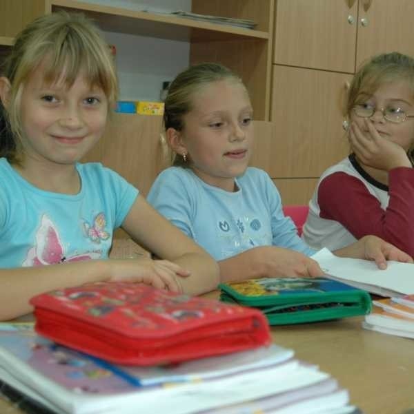 Uczennice z Radawia: (od lewej) Maria Szędzielorz, Kasia Jańczyk i Ania Sieroń wolą chodzić do szkoły w swojej rodzinnej wsi.