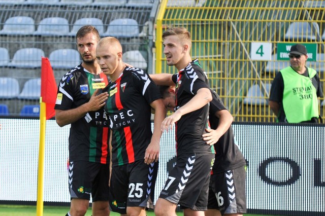 Daniel Tanżyna (z lewej) zdobył już dwie bramki dla GKS Tychy.