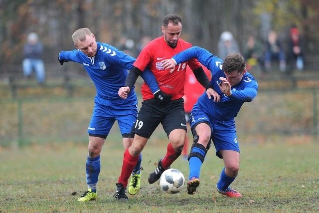 Start Bogdanowice zapewnił sobie triumf w grupie 6. rozgrywek opolskiej A klasy i tym samym także promocję na wyższy szczebel.Co prawda na dwie kolejki przed końcem zmagań zespół ten ma cztery punkty przewagi nad drugimi Lisięcicami, ale w następnej serii gier dostanie automatycznie trzy kolejne, za wygraną walkowerem z wycofaną w połowie sezonu Spartą Zawiszyce. Tym samym przed ostatnimi spotkaniami jego przewaga na pewno nie stopnieje, a to oznacza tylko jedno.Wciąż nie wiadomo natomiast, kto zwycięży w grupach 2. oraz 5. W obu wciąż w grze o awans do okręgówki liczą się po trzy drużyny.Aktualnie w najlepszym położeniu są Ligota Turawska oraz Start Dobrodzień, ale ich przewaga nad wiceliderami - kolejno Rudatomem Kępa i Koroną Krępna - jest tak nikła, że mogą ją stracić po następnym meczu.Znacznie dalszą drogą do wywalczenia promocji mają natomiast zajmujące 3. pozycję ekipy Polonii Karłowice (gr.2) i KS-u Sławięcice (gr. 5). Obie do lidera tracą bowiem już po cztery „oczka”.