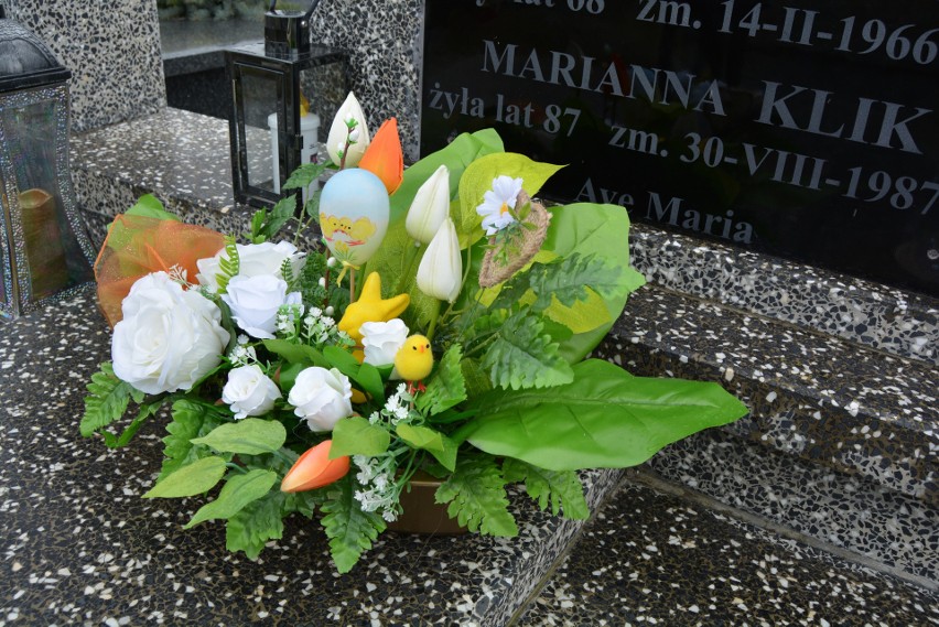 Cmentarz w Krasnosielcu przystrojony na Wielkanoc. Zobacz świąteczne kompozycje nagrobne oraz wiosenne akcenty. 4.04.2023