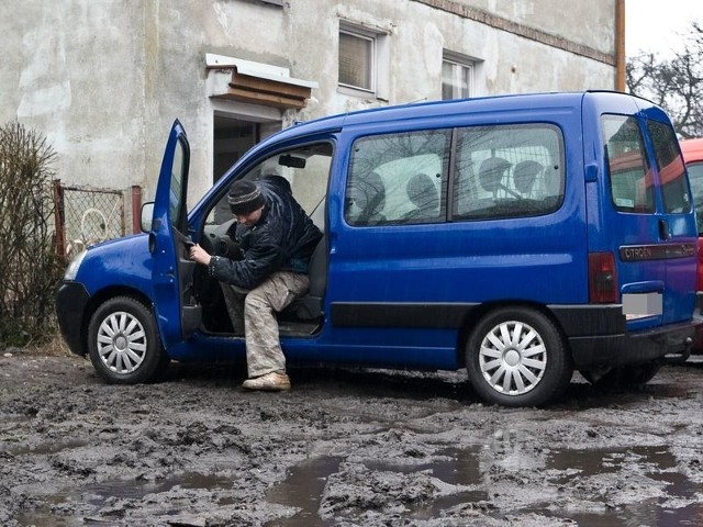 Gdy pada deszcz, podwórko przy ul. Ogrodowej 20a zmienia się w bajoro. 