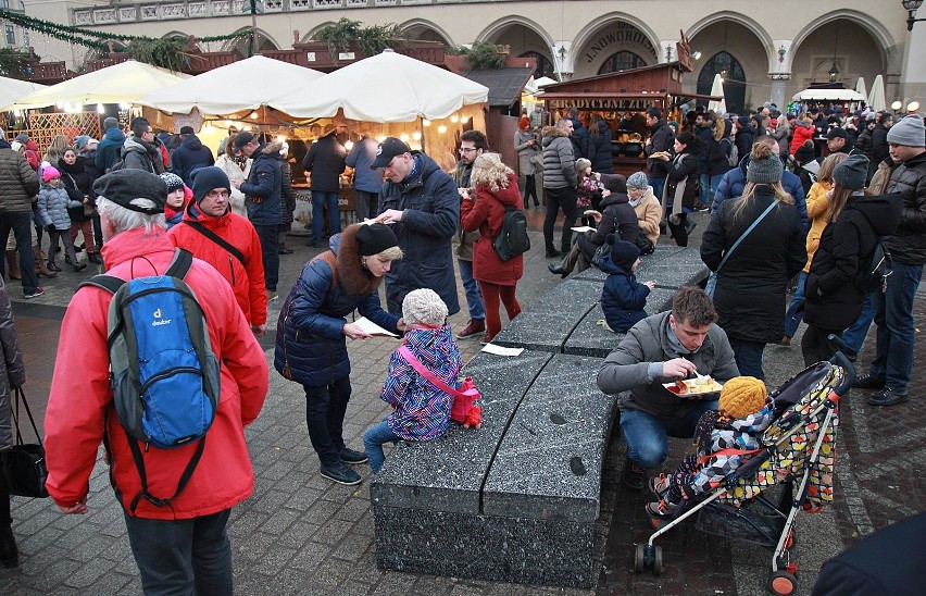 W Nowy Rok, tłumy ludzi odwiedziły krakowski Rynek Główny [ZDJĘCIA]