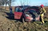 Groźny wypadek pod Wrocławiem. Mercedes wypadł w pole i przewrócił się na bok 