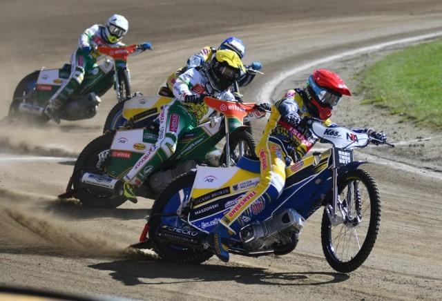 W piątek 2 lipca Moje Bermudy Stal Gorzów wygrała z Eltroksem Włókniarzem w Częstochowie 51:39. Żółto-niebiescy zdobyli punkt bonusowy i są już na autostradzie do rundy finałowej PGE Ekstraligi. Na bardzo wysokie noty po tym spotkaniu zasłużyła czwórka stalowców, a w przypadku Bartosza Zmarzlika to nawet brakuje nam skali. Jakie oceny wystawiliśmy gorzowskim zawodnikom za występ pod Jasną Górą?Czytaj również:Co za prezent na urodziny Gorzowa! Stal wygrała w Częstochowie!WIDEO: Bartosz Zmarzlik - popularny nie tylko na torze