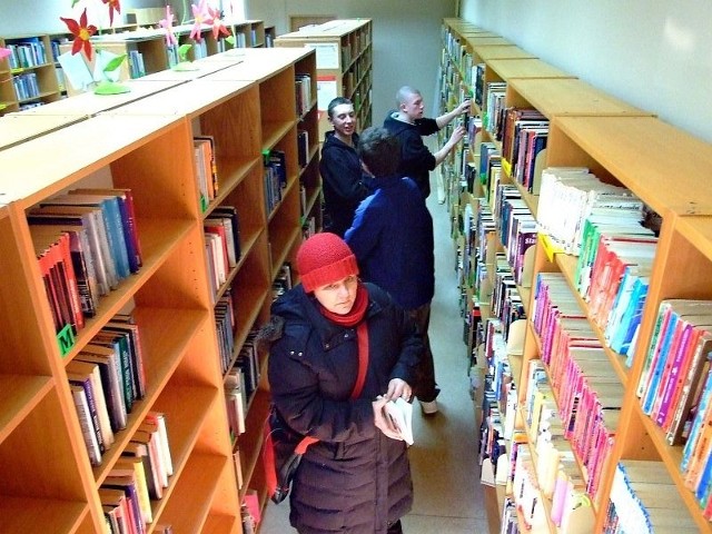 Biblioteka w Strzelcach Opolskich jest chętnie odwiedzana przez czytelników.