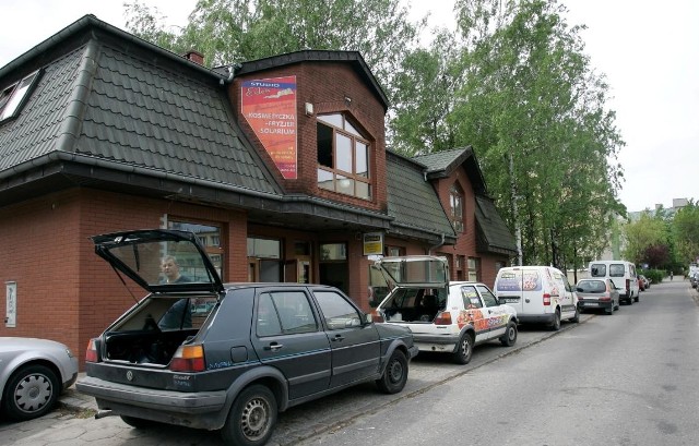 Na wysokości pizzerii Merano regularnie parkują samochody, którymi dania dowożone są do  klientów. Mimo że teren jest miejski, właściciel lokalu dba o niego.