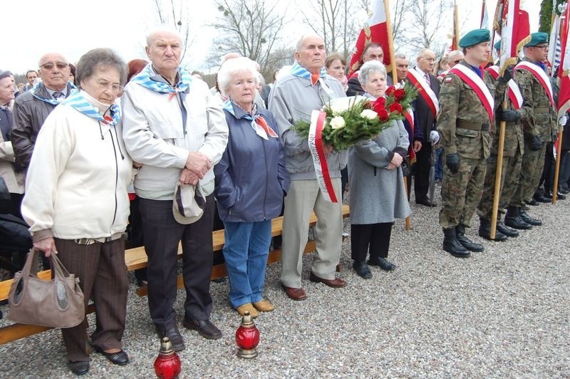 Mimo chłodu przy pomniku ku czci ofiar, a potem przed dawną,...