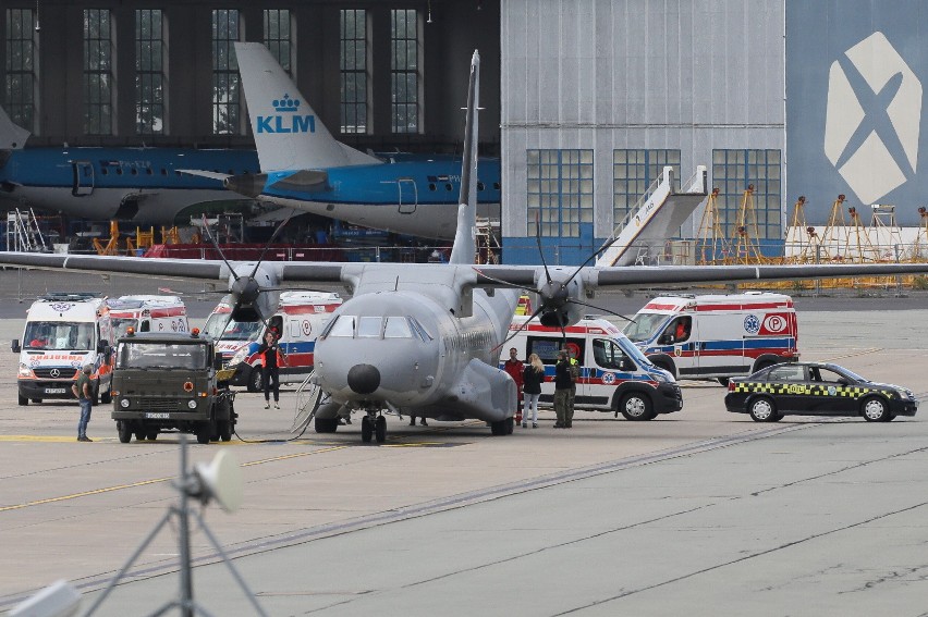 Samolot transportowy Wojska Polskiego CASA C-295 z osobami...