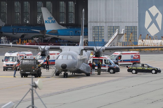 Samolot transportowy Wojska Polskiego CASA C-295 z osobami poszkodowanymi w wypadku polskiego autokaru w Chorwacji na pokładzie wylądował w Warszawie