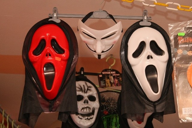 Najbardziej popularnym halloweenowym gadżetem są maski przedstawiające duchy i upiory. W sklepie „Śmieszek” na kieleckim Placu Moniuszki kosztują 15 złotych