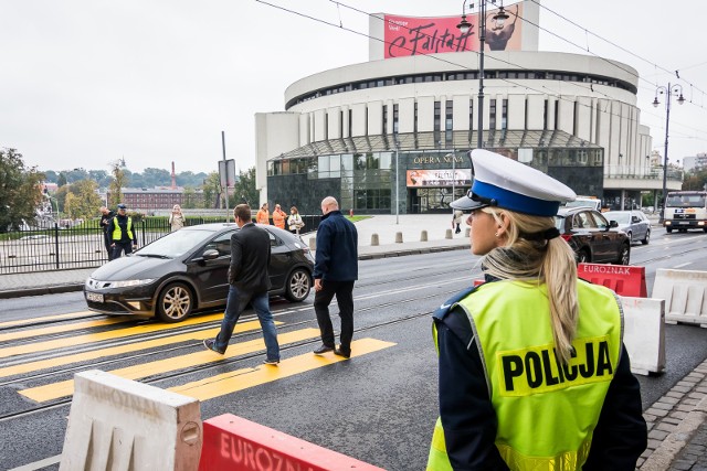 W piątek, 22 września, w Bydgoszczy świętowano Europejski Dzień bez Samochodu. Na Wyspie Młyńskiej zachęcano do korzystania z komunikacji miejskiej. Na Focha zorganizowano tymczasowe przejście dla pieszych.Zobacz również:Pogoda na dzień + 2 kolejne dni (23.09 + 24-25.09.2017) [TVN Meteo, x-news]