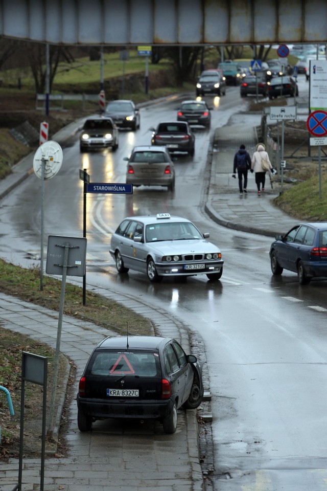 27.12.2016 krakow  zablocie, uszkodzony samochod blokuje chodnik, nz fot. andrzej banas / polska press