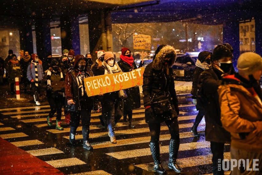 W piątkowy wieczór (29.01.2021) uczestnicy Strajku Kobiet...