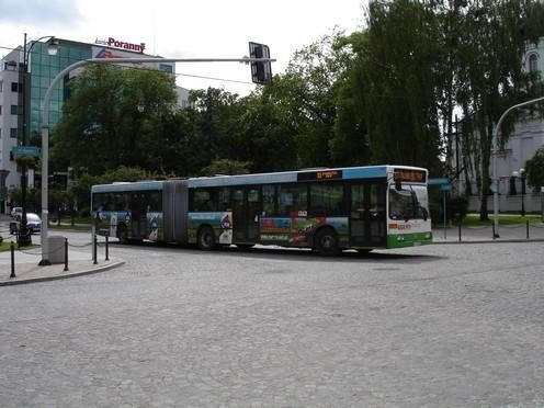Kierowca autobusu zahamował, kobieta uszkodziła kręgosłup. Policja szuka świadków.
