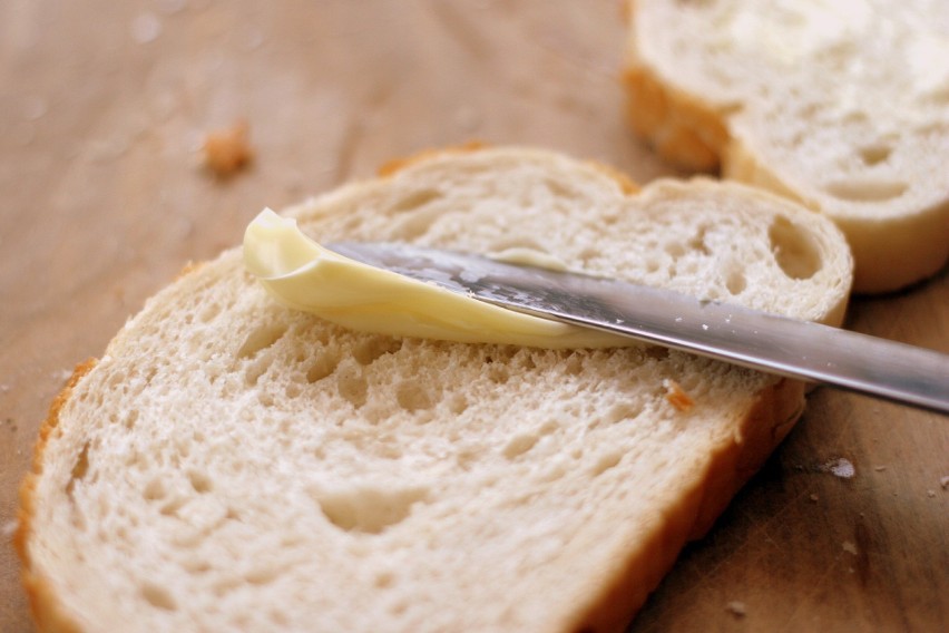 Twarde masło utrudnia przygotowanie kanapek lub innych...