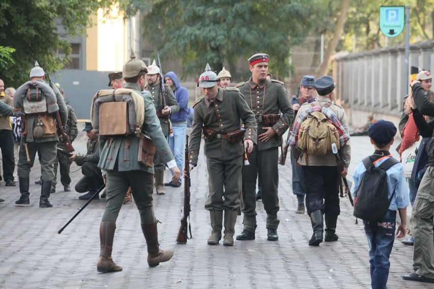 Piknik historyczny przy katedrze w Łodzi. Rekonstrukcje bitew i pokazy uzbrojenia [ZDJĘCIA]