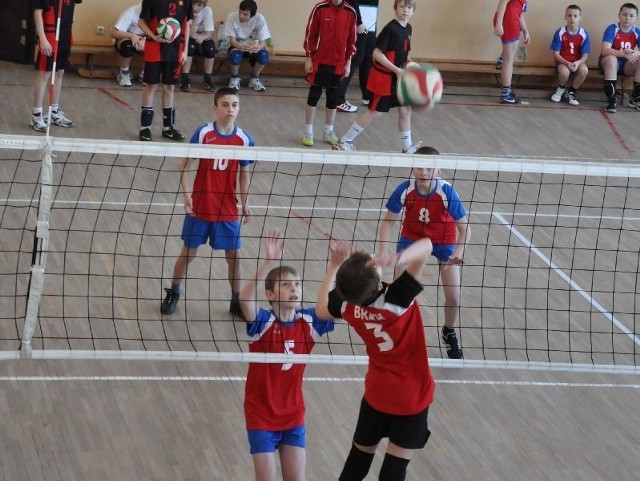 W Chobrzanach odbył się ciekawy turniej siatkówki. Gospodarze wystawili trzy drużyny. 