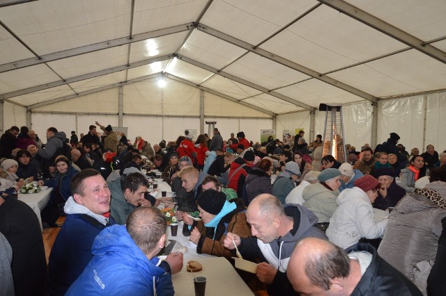 W namiocie pod ratuszem w ubiegłym roku do wspólnego posiłku zasiadło ponad 500 osób.