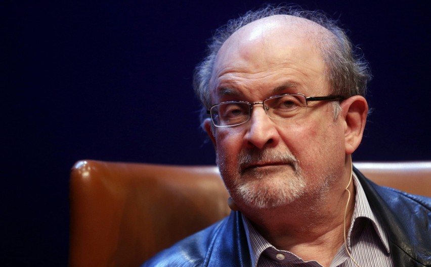 Atak na wyklętego przez islam brytyjskiego pisarza. Salman Rushdie został dźgnięty w szyję. Jest w szpitalu