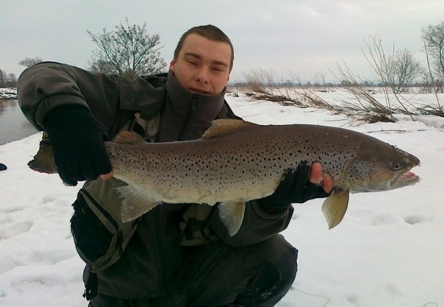 Zwycięzca zawodów &#8211; Adam Owsiejko z Olsztyna, który złowił troć o długości 80,5 cm. To druga tak duża ryba złowiona w całej historii zawodów. 
