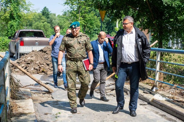 Most w ciągu drogi gminnej "Na Brzeg" zniszczyła powódź. Czy Wojsko Polskie pomoże w budowie tymczasowej przeprawy?