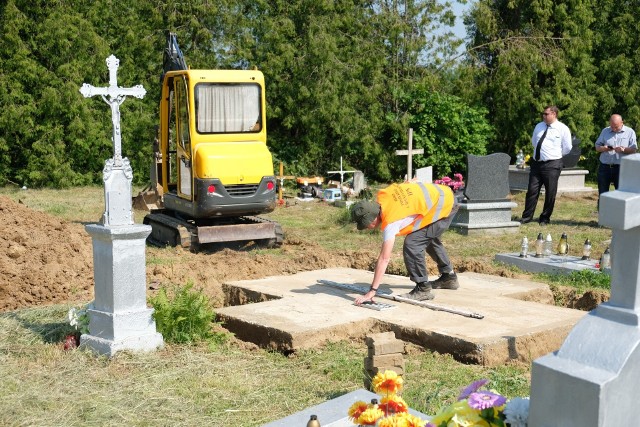 W czwartek rano Instytut Pamięci Narodowej rozpoczął badania archeologiczne w miejscu po nielegalnym pomniku UPA w Hruszowicach koło Przemyśla. Cel to ustalenie, czy w miejscu istniejącego do 26 kwietnia 2017 r. pomnika upamiętniającego działalność UPA znajdują się pochówki członków tej ukraińskiej formacji.IPN powiadomił o badaniach ambasadora Ukrainy w Polsce oraz Związek Ukraińców w Polsce. W Hruszowicach obecny był w czwartek Swiatosław Szeremeta, sekretarz ukraińskiej komisji międzyresortowej ds. upamiętnień.Pomnik ku czci Ukraińskiej Powstańczej Armii został postawiony w Hruszowicach nielegalnie w 1994 r. W ostatnich latach był wielokrotnie dewastowany. Ostatecznie, w ramach czynu społecznego, po uzyskaniu wszelkich niezbędnych zgód, został rozebrany 26 kwietnia 2017 r. przez członków Społecznego Komitetu Usuwania Symboli Banderowskich w Polsce i innych organizacji. Rozbiórka odbiła się szerokim echem w Polsce i za granicą. Od tego czasu pomnik w Hruszowicach stał się symbolem, przywoływanym przy okazji wielu dyskusji o stosunkach polsko-ukraińskich.