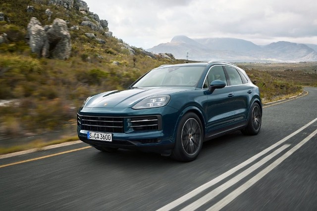 W Polsce Porsche oferuje nowe Cayenne w cenie od 428 tys. zł (Coupé: od 448 tys. zł). Cena Cayenne E-Hybrid wynosi od 458 tys. zł (Coupé: od 473 tys. zł), a Cayenne S – od 529 tys. zł (Coupé: od 555 tys. zł). Nowe modele można już zamawiać, a dostawy rozpoczną się w lipcu 2023 r.