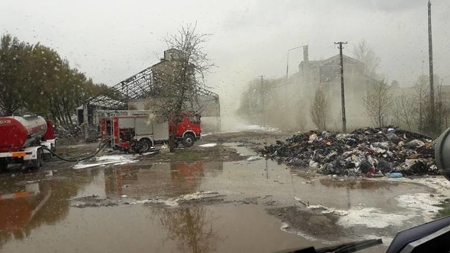 Akcja gaśnicza na terenie magazynu w Rejowcu Fabrycznym