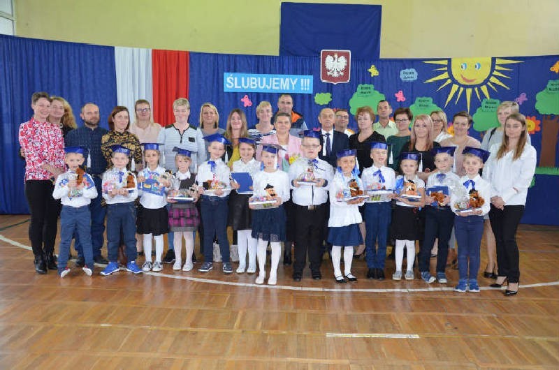 Pierwszoklasiści ze szkół w Sokolinie i Czarnocinie po ślubowaniu. Na zakończenie uroczystości były upominki i pamiątkowe zdjęcia [ZDJĘCIA]