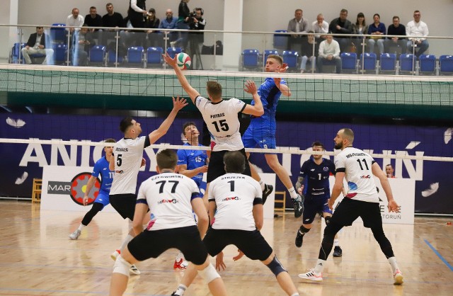 Trwa Volleyball Toruń Cup, turniej półfinałowy o awans do Tauron 1. Ligi. W sobotę o 15 w hali SP nr 28 drużynę Aniołów czeka kolejne spotkanie, tym razem przeciwko BAS Białystok. Wszystko wskazuje na to, że właśnie ten mecz może wyłonić triumfatora turnieju - w piątek obie drużyny odniosły zwycięstwa 3:0. W naszej galerii mamy dużo zdjęć z piątkowego spotkania, w którym torunianie mierzyli się z MCKiS Jaworzno i wygrali bez straty seta.