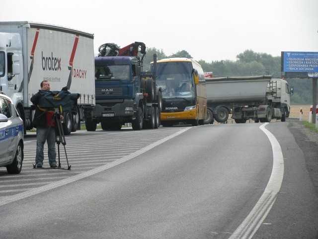 Ponad 150 osób wzięło udział w blokadzie krajowej "czwórki" na skrzyżowaniu z drogą do Góry Ropczyckiej. Droga była zablokowana przez godzinę.