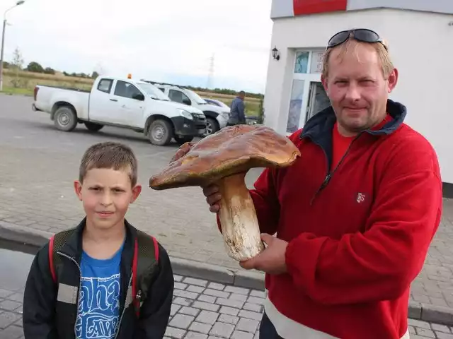 Grzegorz Kurczewski z synem Kamilem i grzybem gigantem