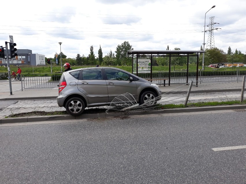 Wypadek na Borowskiej. Mercedes wjechał w ogrodzenie (ZDJĘCIA)