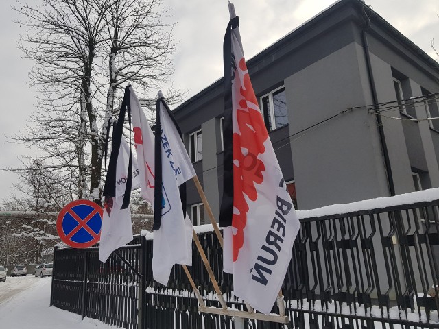 Flagi przed biurowcem zakładu Nitroerg w Bieruniu.Zobacz kolejne zdjęcia. Przesuwaj zdjęcia w prawo - naciśnij strzałkę lub przycisk NASTĘPNE