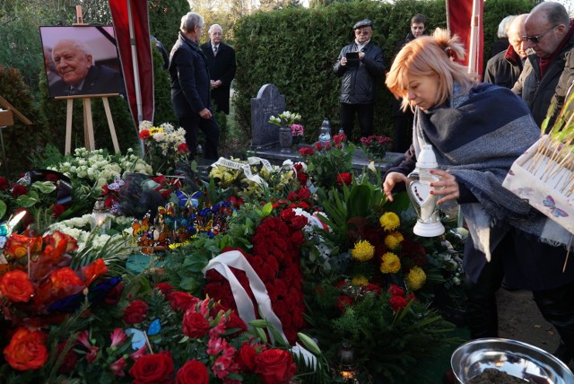 Rodzina, przyjaciele, współpracownicy, znajomi pożegnali w czwartek prof. Jacka Łuczaka, pioniera opieki paliatywnej w Polsce i współtwórcę poznańskiego Hospicjum Palium. Zobacz zdjęcia z pogrzebu ----->