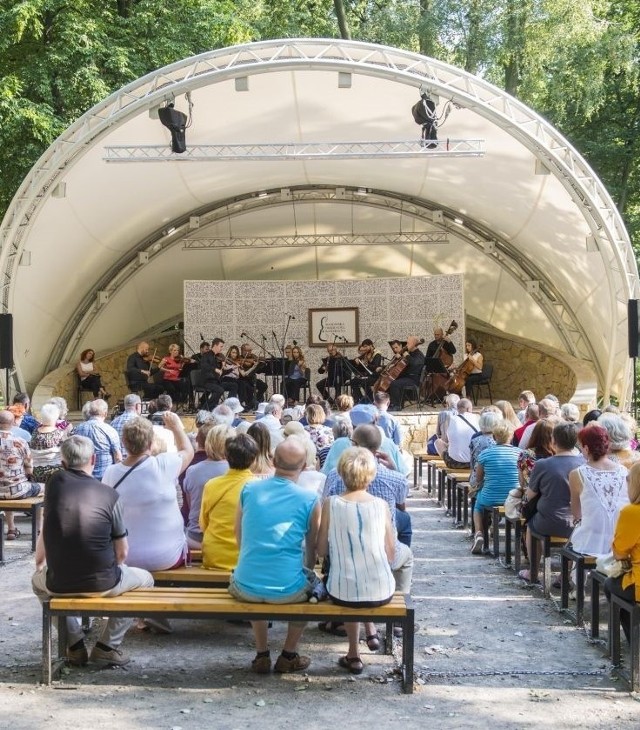 Radomska orkiestra zaprasza do muszli parkowej na letnie koncerty.