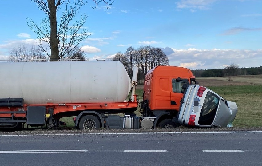 Kordowo. Zderzenie ciężarówki z autem osobowym. 8.04.2021. Zdjęcia