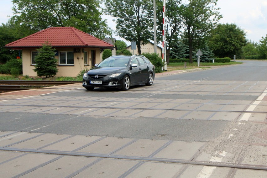 Lublin. Osobówka cudem nie wjechała pod rozpędzony pociąg. Dróżnik nie opuścił rogatek. PKP komentuje rażący błąd pracownika