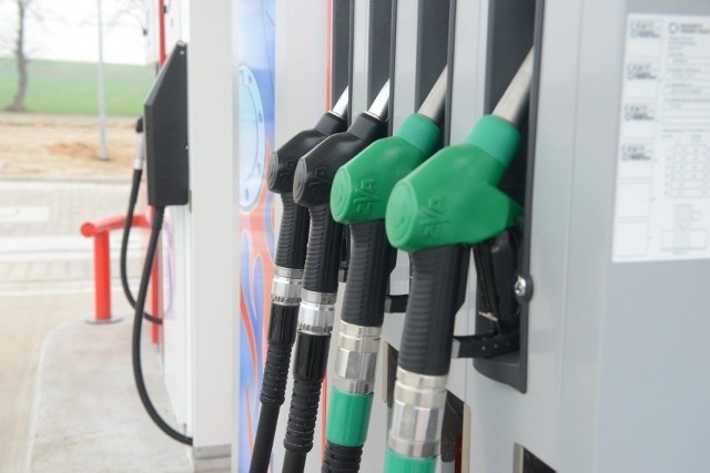 Średnie ceny paliw na stacjach sięgają 6 zł. W przypadku benzyny 98-oktanowej już nawet przekraczają 6 zł. Nie ma raczej co liczyć na kolejne decyzje rządu obniżające ceny. Trzeba za to przygotować się na kolejne podwyżki. Paliwa drożeją na całym świecie.