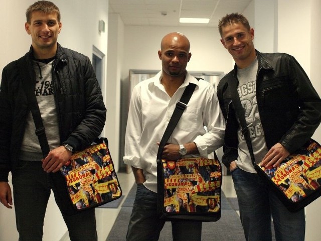 Łukasz Cichos (pierwszy z lewej), Edi Andradina i Radosław Cierzniak prezentują torby z logo klubu, które w sobotę będzie można kupić w czasie meczu.