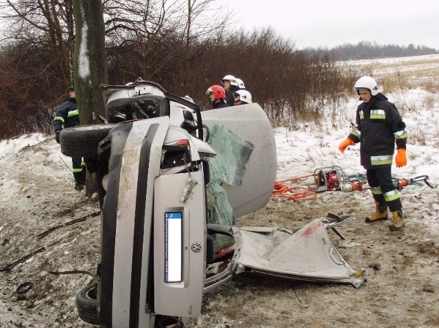 Kierowcę z volkswagena rozbitego w okolicach Piotrkowic, strażacy musieli wydobyć używając sprzętu hydraulicznego.