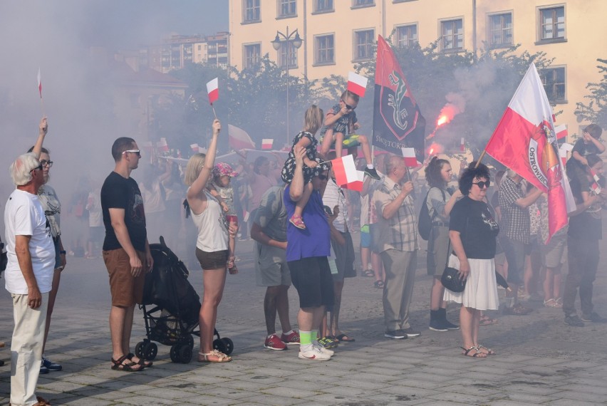 Chwała bohaterom – przepiękna manifestacja ostrowieckiej młodzieży w rocznice wybuch Powstania Warszawskiego [WIDEO, zdjęcia]