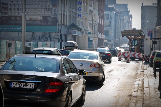 27.04.2015 wroclawulica ruska wykopy wodociagi mpwik korek korki zator roboty barierki fot. janusz wojtowicz / polska pressgazeta wroclawska