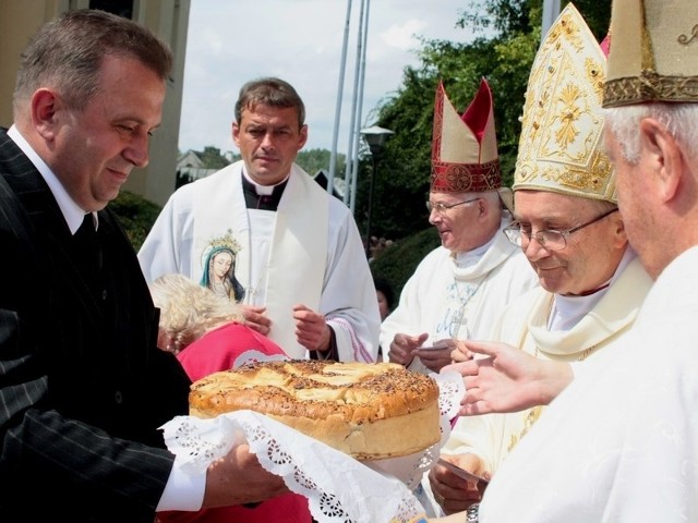 Pielgrzymi ofiarowali biskupom bochny chleba wypieczone z tegorocznego ziarna.