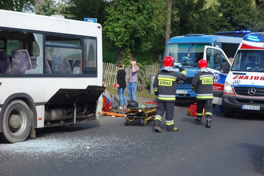 Wypadek w Zarębie pod Lubaniem. Autobus wjechał w drzewo, 22 osoby ranne 