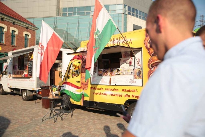 Letni zlot foodtrucków pod Galerią Kazimierz. Było naprawdę gorąco! [ZDJĘCIA]