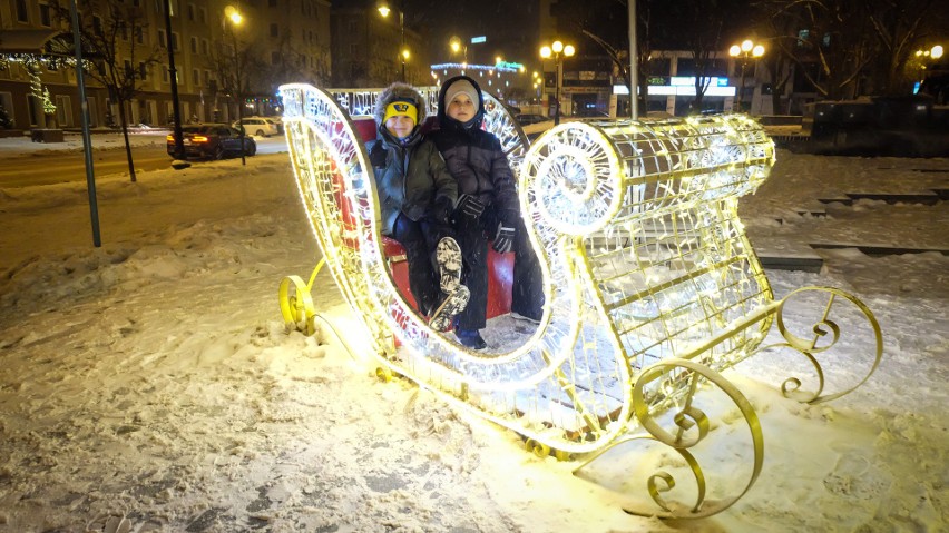 Świąteczne iluminacje w Białymstoku przyciągają mieszkańców, którzy chętnie robią sobie zdjęcia na ich tle