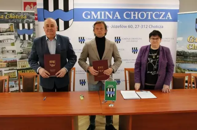 Umowa została podpisana w poniedziałek, 19 lutego w Urzędzie Gminy w Chotczy.